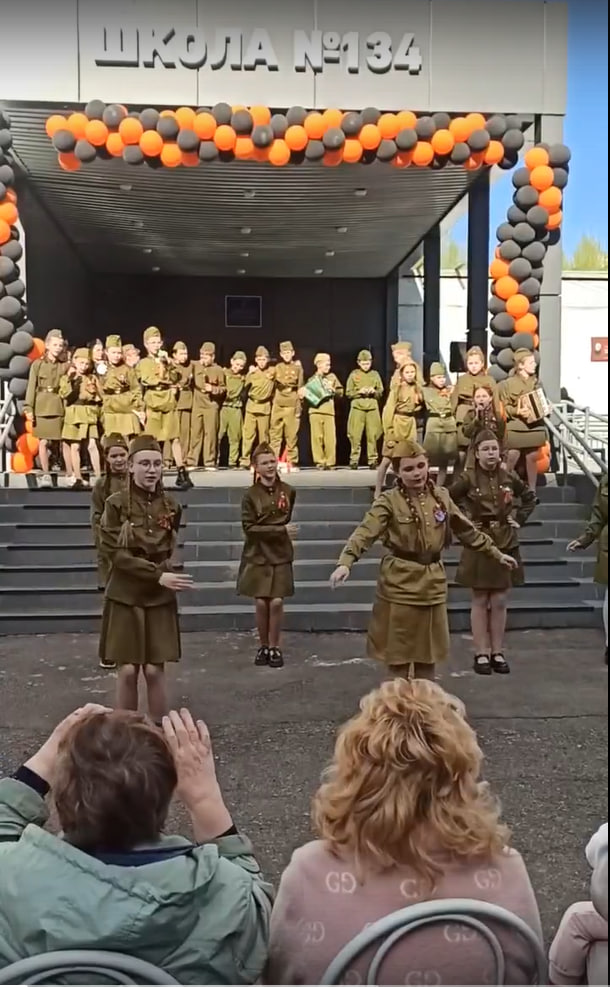 Учащиеся 4 &amp;quot;Д&amp;quot; класса с задором выплясывают «Катюшу»!.